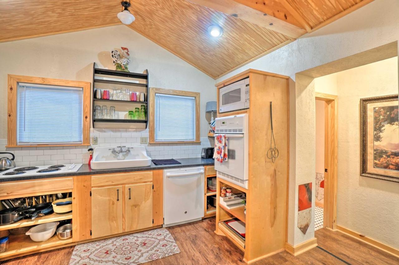 Charming Hilltop Cottage In Medicine Park! المظهر الخارجي الصورة