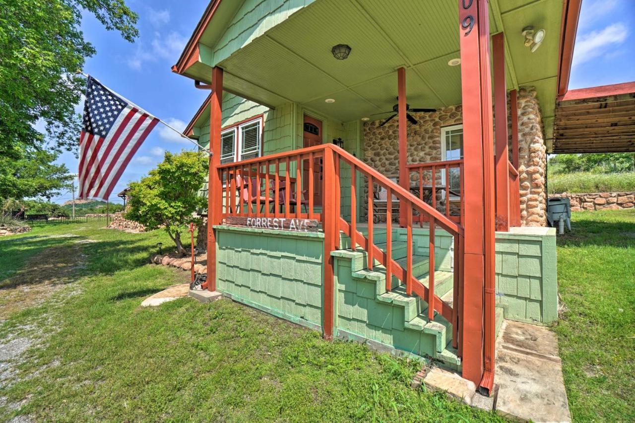 Charming Hilltop Cottage In Medicine Park! المظهر الخارجي الصورة